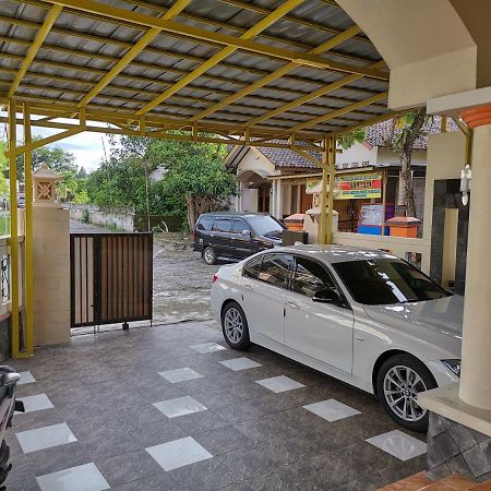 Nariska Suite Homestay Джокьякарта Экстерьер фото