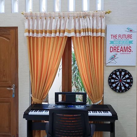 Nariska Suite Homestay Джокьякарта Экстерьер фото