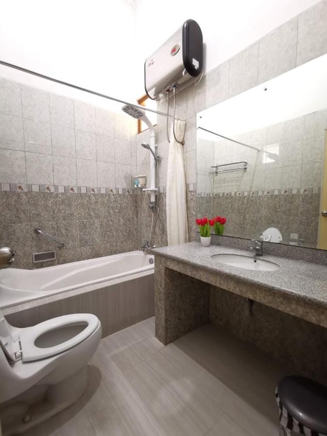 Nariska Suite Homestay Джокьякарта Экстерьер фото
