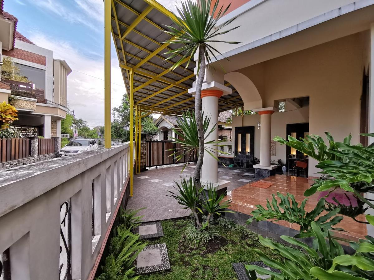 Nariska Suite Homestay Джокьякарта Экстерьер фото