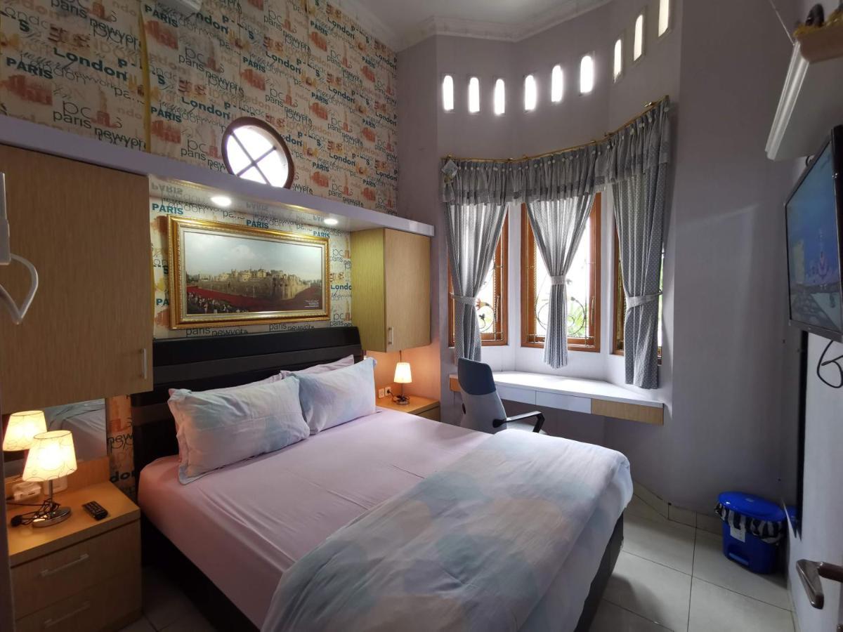 Nariska Suite Homestay Джокьякарта Экстерьер фото