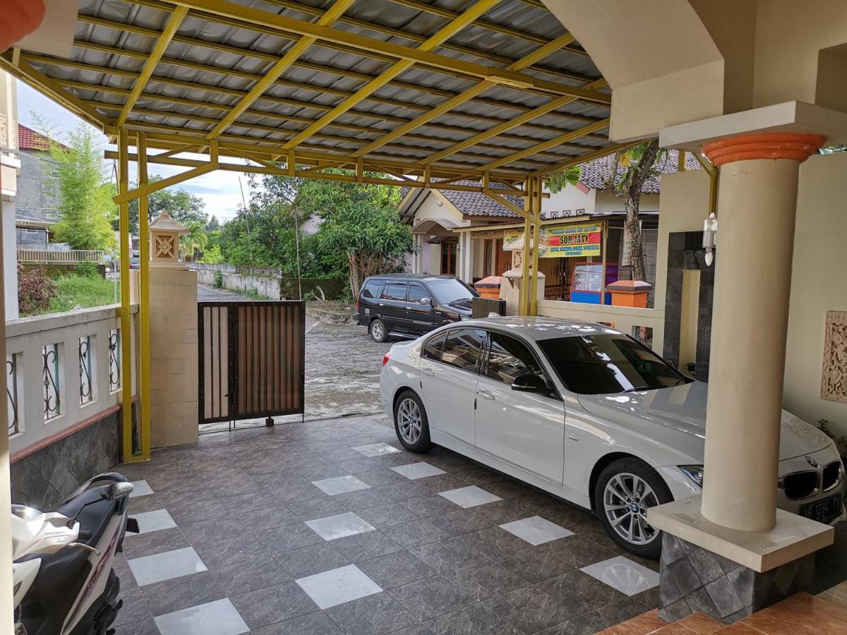 Nariska Suite Homestay Джокьякарта Экстерьер фото