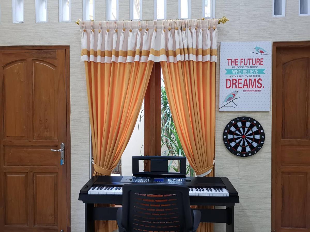 Nariska Suite Homestay Джокьякарта Экстерьер фото