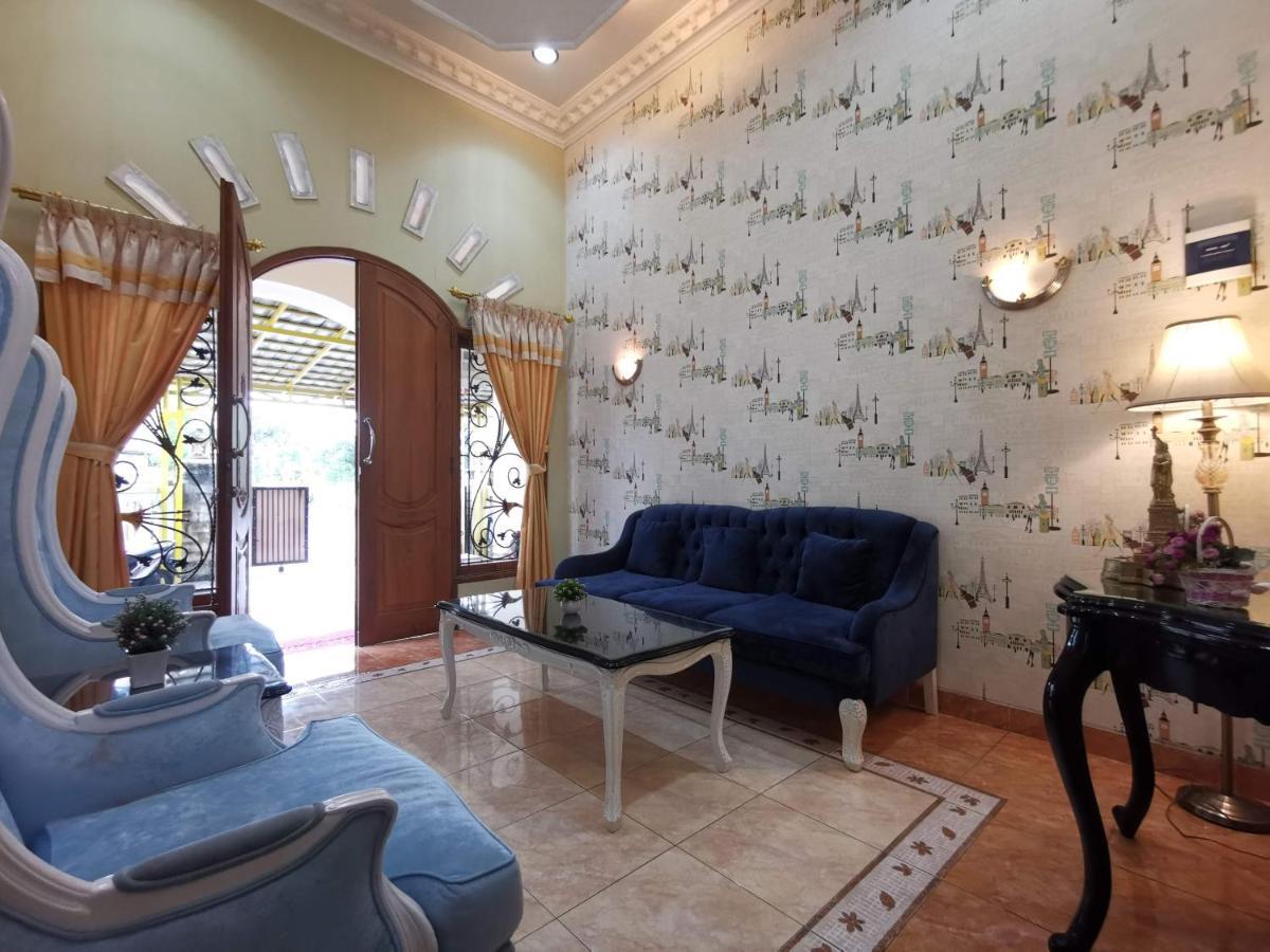 Nariska Suite Homestay Джокьякарта Экстерьер фото