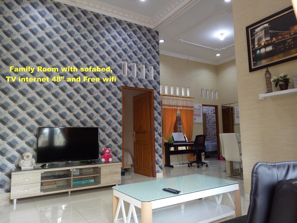 Nariska Suite Homestay Джокьякарта Экстерьер фото