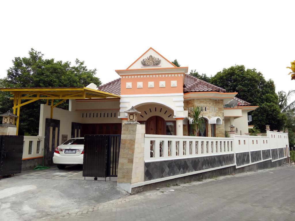 Nariska Suite Homestay Джокьякарта Экстерьер фото